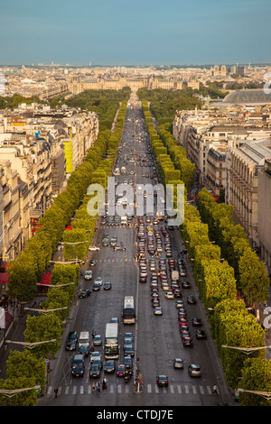 Blick auf Champs-Élysées von der Spitze des Arc de Triomphe, Paris Frankreich Stockfoto