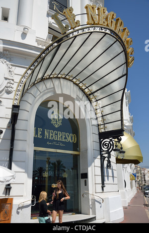 Eingang zum Le Negresco Hotel, Promenade des Anglais, Nizza, Côte d ' Azur, Alpes-Maritimes, Provence-Alpes-Côte d ' Azur, Frankreich Stockfoto