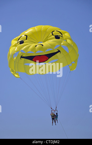 Parasailing vom Strand in Nizza, Côte d ' Azur, Alpes-Maritimes, Provence-Alpes-Côte d ' Azur, Frankreich Stockfoto