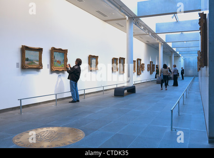 Paris, Frankreich: Person unter Bild der bildenden Kunst in das Musee de l ' Orangerie. Nur zur redaktionellen Verwendung. Stockfoto