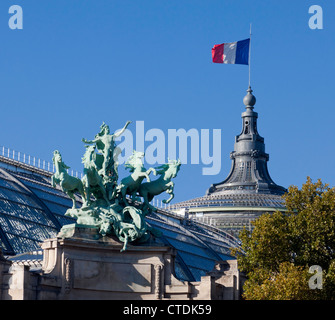 Eine monumentale bronzene Quadriga von Georges Récipon an der Spitze jeder Flügel der Hauptfassade des Grand Palais in Paris, Frankreich. Stockfoto