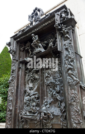 Nahaufnahme von Rodins berühmte "The Gates of Hell", einen Ort des Stolzes in den Gärten des Rodin-Museums einnimmt. Stockfoto