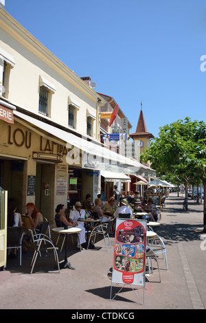 Strandrestaurant, Cagnes-Sur-Mer, Côte d ' Azur, Alpes-Maritimes, Provence-Alpes-Côte d ' Azur, Frankreich Stockfoto