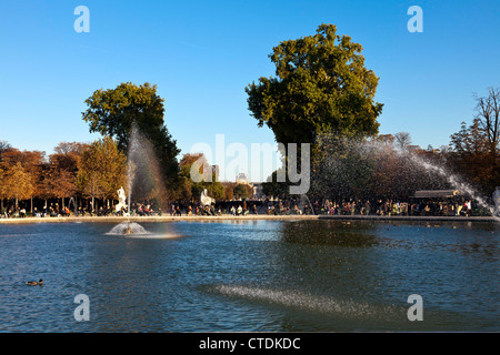 Herbst in den Tuilerien-Gärten, direkt an der Place De La Concorde. Stockfoto