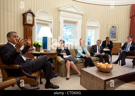 US-Präsident Barack Obama mit senior Berater im Oval Office 5. Juni 2012 in Washington, DC trifft. Abgebildet, von links, sind: Senior Advisor Valerie Jarrett; Kathryn Ruemmler, Berater des Präsidenten; Press Secretary Jay Carney; Rob Nabors, Director of Legislative Affairs; und Chef des Stabes Jack Lew. Stockfoto