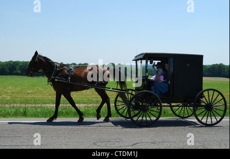 Amische Familie auf der Straße in der Nähe ihrer Farm. Stockfoto