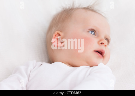 Süße kleine Baby mit Blick auf die Seite Stockfoto