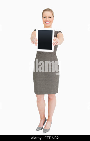 Frau zeigt einen Tabletcomputer Stockfoto
