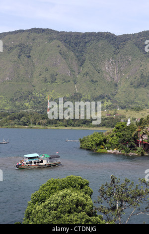 Das Tuk Tuk zum Parapat ferry Bagus Bay am Lake Toba, der größte Kratersee der Welt. Stockfoto