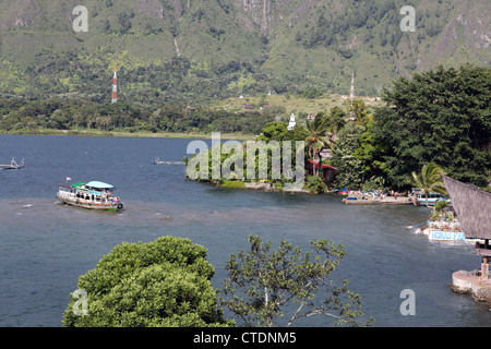 Das Tuk Tuk zum Parapat ferry Bagus Bay am Lake Toba, der größte Kratersee der Welt. Stockfoto