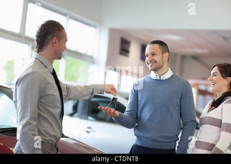 Verkäufer ein paar Autoschlüssel geben Stockfoto