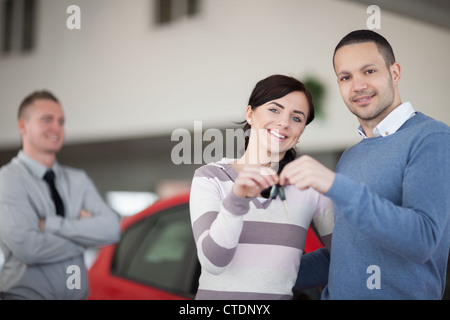 Glückliches Paar Holding Tasten zusammen Stockfoto