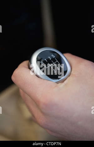 Mann hält ein Schalthebel Stockfoto