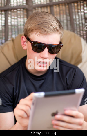 16 jährige mit dem iPad. Stockfoto