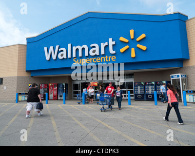Außenansicht des Walmart Supercenters Store und Menschen mit Einkaufswagen am Eingang des Ladens in Kanada KATHY DEWITT Stockfoto