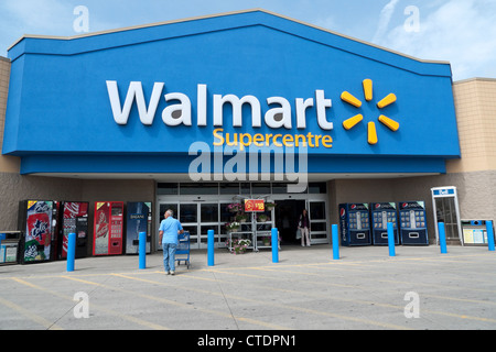 Außenansicht Fassade Walmart Supercenter Store und Schild mit Einkaufskorb Einkaufskorb Kunden Kunden außerhalb in Ontario Kanada KATHY DEWITT Stockfoto