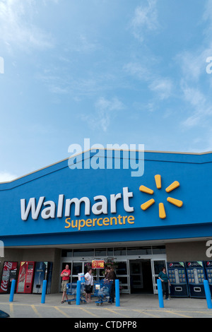 Außenansicht des Walmart Supercenters Store Ontario Kanada Stockfoto