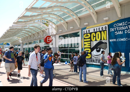 San Diego, USA - 15. Juli 2012: Comic Con Teilnehmer kommen am Gebäude Stockfoto