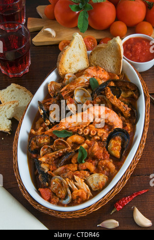 Cacciucco, italienische Fisch-Eintopf bestehend aus verschiedene Arten von Fisch und Meeresfrüchten gekocht in Wein, Tomaten Stockfoto