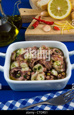 Oktopussalat (mit gekochten Oktopus, Olivenöl, Zitrone, Knoblauch, Chili, Petersilie, Pfeffer, Salz) Stockfoto