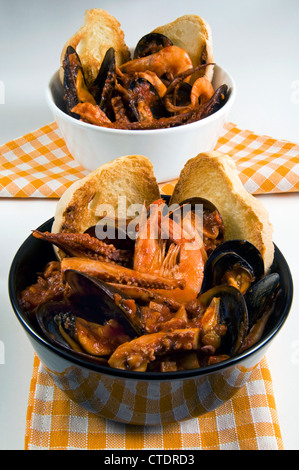 Cacciucco, italienische Fisch-Eintopf bestehend aus verschiedene Arten von Fisch und Meeresfrüchten gekocht in Wein, Tomaten Stockfoto