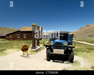 Einem alten Lastwagen an einer Tankstelle in Bodie, eine Geisterstadt in Kalifornien, USA. Stockfoto