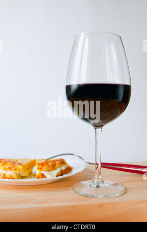 Glas Rotwein und spanisches Omelett. Stockfoto