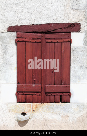 Fenster mit geschlossenen rot lackierten hölzernen Fensterläden Château de Montpoupon Frankreich Stockfoto