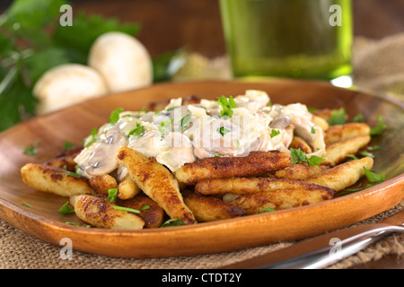 Schupfnudeln (schwäbische Kartoffel Nudeln aus Süddeutschland) mit Champignonsauce Stockfoto