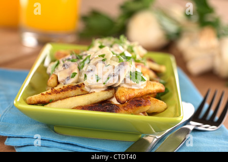 Schupfnudeln (schwäbische Kartoffel Nudeln aus Süddeutschland) mit Champignonsauce Stockfoto