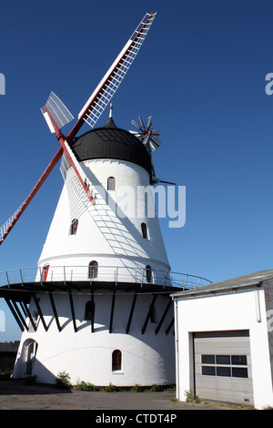 Weiße Windmühle auf der Insel Bornholm in Dänemark Stockfoto