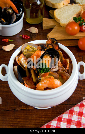 Cacciucco, italienische Fisch-Eintopf bestehend aus verschiedene Arten von Fisch und Meeresfrüchten gekocht in Wein, Tomaten Stockfoto