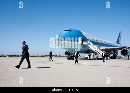 US-Präsident Barack Obama geht über den Asphalt nach der Ankunft auf der Air Force One am Los Angeles International Airport 6. Juni 2012 in Los Angeles, Kalifornien. Stockfoto