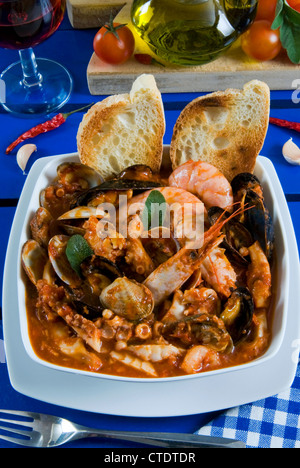 Cacciucco, italienische Fisch-Eintopf bestehend aus verschiedene Arten von Fisch und Meeresfrüchten gekocht in Wein, Tomaten Stockfoto