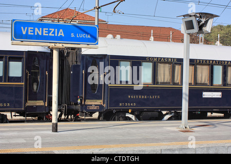Venice Simplon-Orient-Express Luxus Zug in Venedig Bahnhof, Italien. Stockfoto