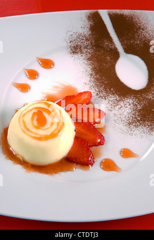 Pannacotta mit Erdbeeren, italienische Küche, italienische Küche, Italien Stockfoto