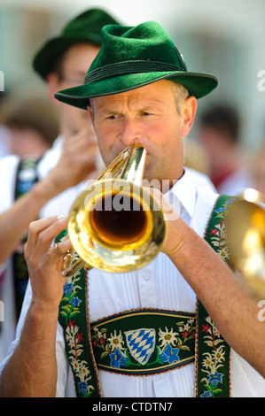 Musiker während einer öffentlichen Veranstaltung mit Trompete in einer traditionellen Musik der Blaskapelle in Bayern, Jachenau, Deutschland Stockfoto