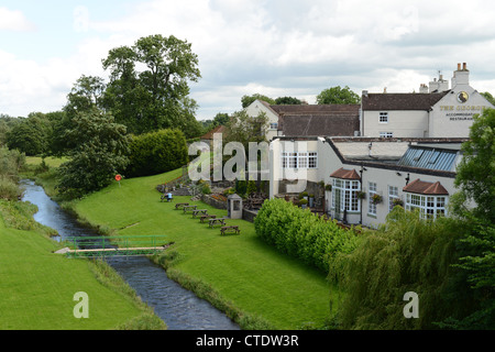 Rückseite des The George, Gasthaus und Restaurant in Piercebridge, County Durham, Großbritannien. Mit Blick auf den Fluss Tees. Stockfoto