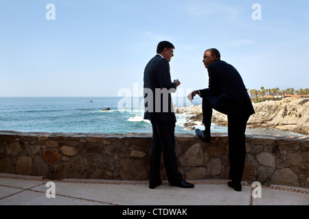 US-Präsident Barack Obama spricht mit Stabschef Jack Lew im Esperanza Resort vor dem Start eines bilateralen Treffens mit der russische Präsident Vladimir Putin 18. Juni 2012 in San Jose Del Cabo, Mexiko. Stockfoto