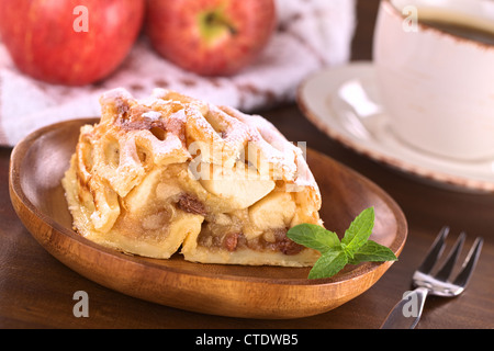 Apfelstrudel mit Rosinen mit Kaffee (selektiven Fokus, Fokus auf der linken Seite die Apfel-Rosinen-Füllung) Stockfoto