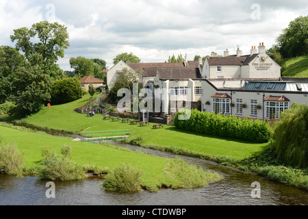 Rückseite des The George, Gasthaus und Restaurant in Piercebridge, County Durham, Großbritannien. Mit Blick auf den Fluss Tees. Stockfoto