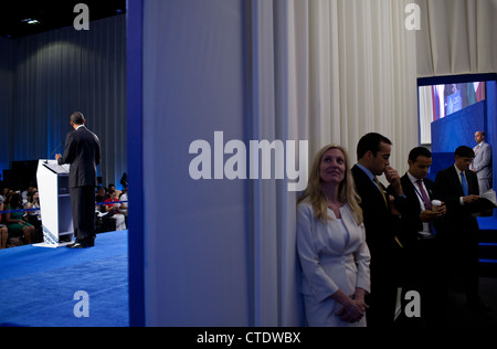 US-Präsident Barack Obama beteiligt sich an einer Pressekonferenz im Los Cabos Convention Center als Lael Brainard, unter Secretary Of The Treasury for International Affairs und andere hören backstage 19. Juni 2012 in Los Cabos, Mexiko, zum Abschluss des G20-Gipfels. Stockfoto