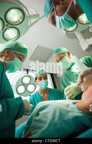 Ärzteteam arbeitet an einem blutenden Patienten Stockfoto