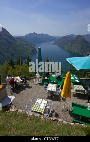 Blick auf Monte San Salvador aus Monte Bre, Lago di Lugano, Lugano, Tessin, Schweiz, Europa Stockfoto