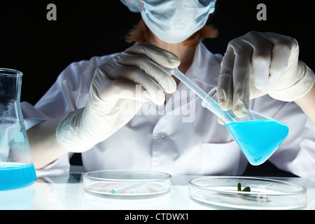 Lab-Arbeiter Becherglas in Pipette Substanz entziehen Stockfoto