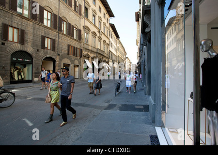 Via de' Tornabuoni im Zentrum von Florenz ist gesäumt von Geschäften der führenden globalen Luxusmarken Stockfoto
