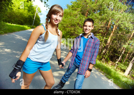 Teen paar Skaten im Park an einem sonnigen Sommertag Stockfoto