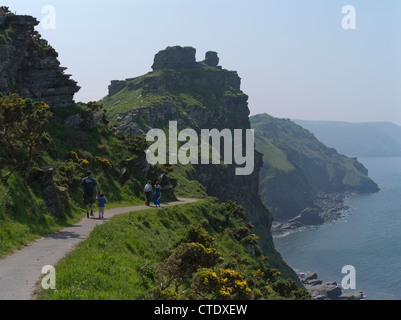 dh Rugged Jack Samaritans Way LYNTON DEVON England Familie zu Fuß Küstenwanderweg uk Küstenweg Küstenpfade Südwest Klippe tarka Trail-Leute Stockfoto