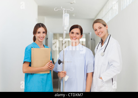 Arzt stehend in einem Flur mit Patient und Krankenschwester Stockfoto