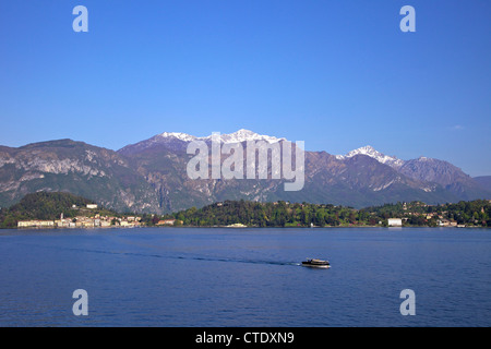 Freude Boot überqueren den Comer See von Bellagio in Frühlingssonne, Italien, Europa Stockfoto